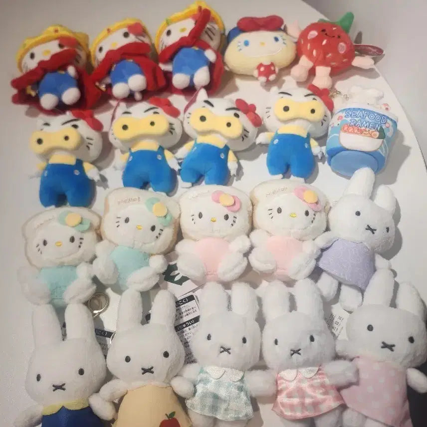 [BUNJANG] Miffy, Hello Kitty, Sanrio Character Bundle Set Keyrings / 미피/키티/산리오 캐릭터  외 인형 키링 세트 40개 일괄 판매 합니다