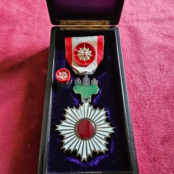 [BUNJANG] Japanese Order of the Rising Sun, 4th Class Medal / 일본훈장.  욱일장 훈4등.