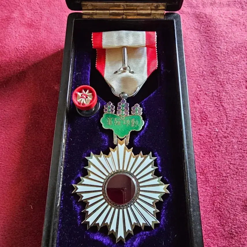 [BUNJANG] Japanese Order of the Rising Sun, 4th Class Medal / 일본훈장.  욱일장 훈4등.