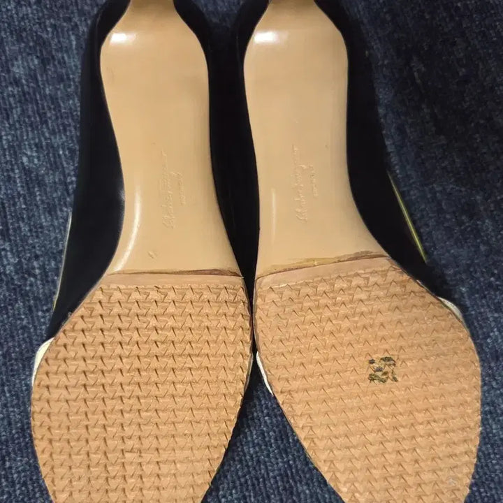 [SOLD OUT] 페라가모 펌프스 블랙/옐로우 여성 구두 255