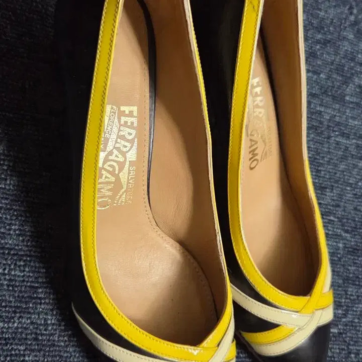 [SOLD OUT] 페라가모 펌프스 블랙/옐로우 여성 구두 255