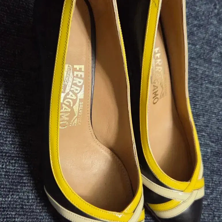 [SOLD OUT] 페라가모 펌프스 블랙/옐로우 여성 구두 255