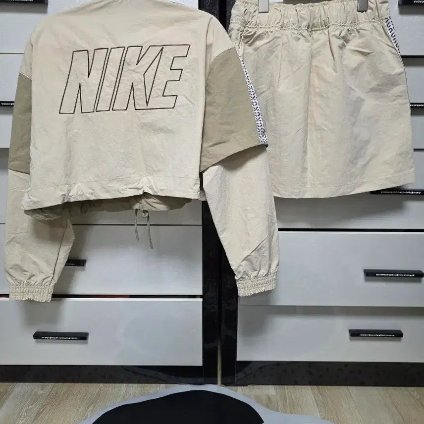 [SOLD OUT] 나이키 여성 우븐 트렉 세트