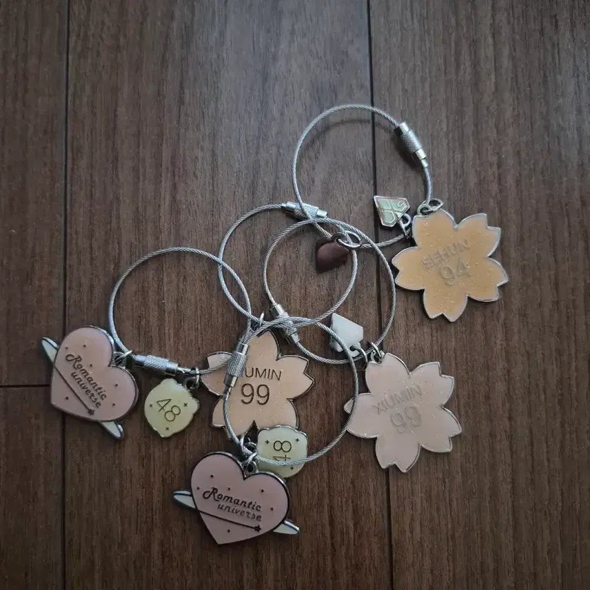 [BUNJANG] EXO Romantic Universe Keyring / EXO 엑소 Romantic Universe 키링