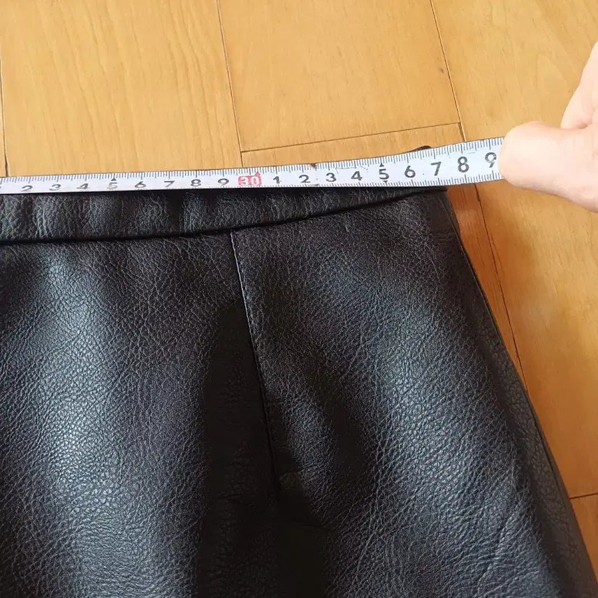 [BUNJANG] H&amp;M Black Leather Mini Skirt / H&amp;M 블랙 레더 스커트