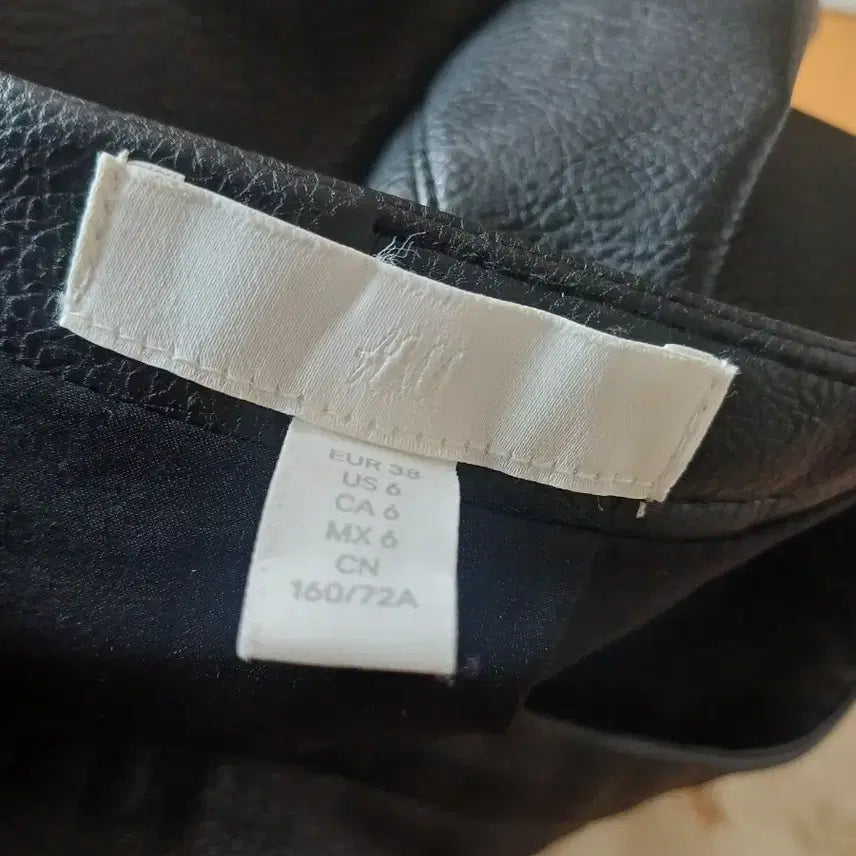 [BUNJANG] H&amp;M Black Leather Mini Skirt / H&amp;M 블랙 레더 스커트