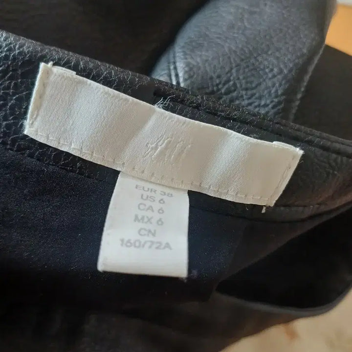 [BUNJANG] H&amp;M Black Leather Mini Skirt / H&amp;M 블랙 레더 스커트
