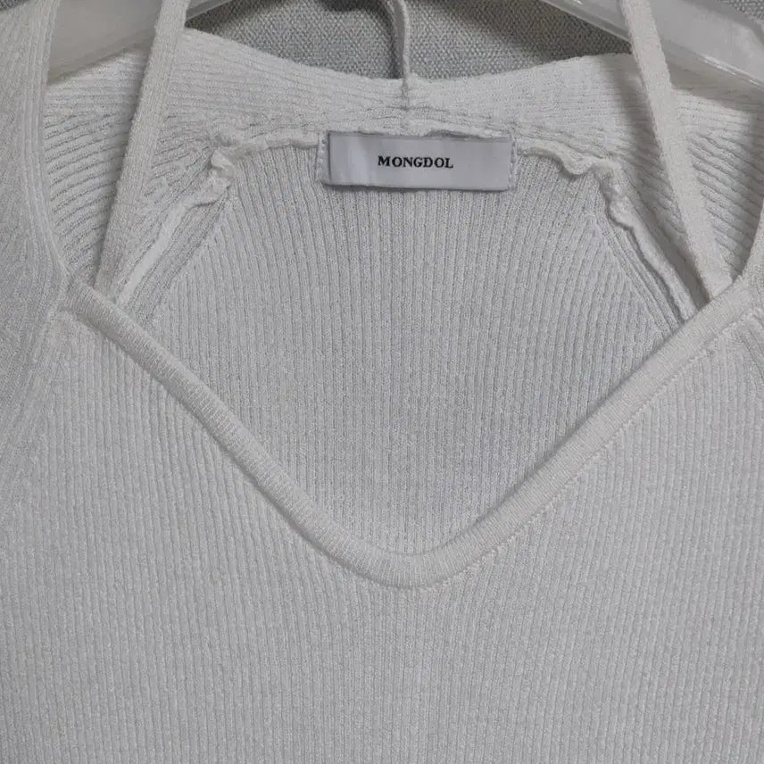 [SOLD OUT] 몽돌 골지 캡소매 홀터 스트랩 니트 화이트