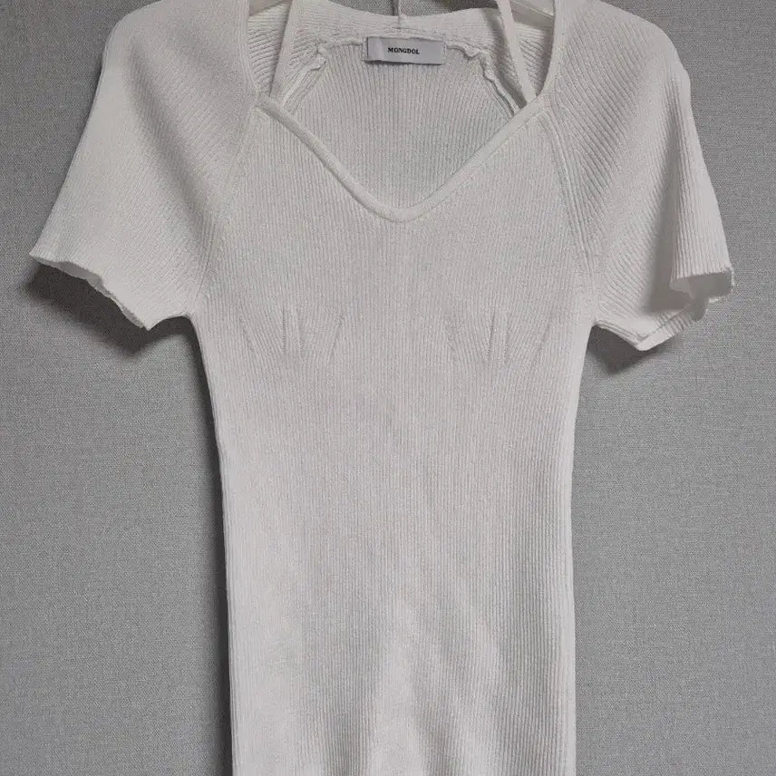 [SOLD OUT] 몽돌 골지 캡소매 홀터 스트랩 니트 화이트