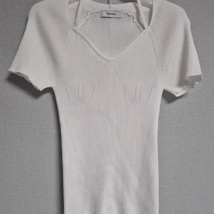 [SOLD OUT] 몽돌 골지 캡소매 홀터 스트랩 니트 화이트