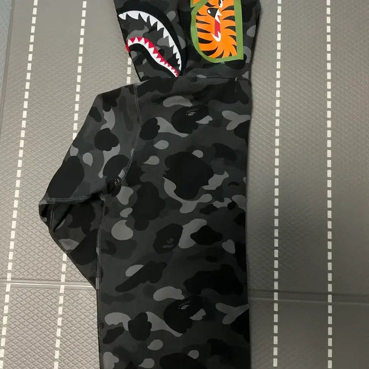 [SOLD OUT] 베이프 흑계 후드집업 / L