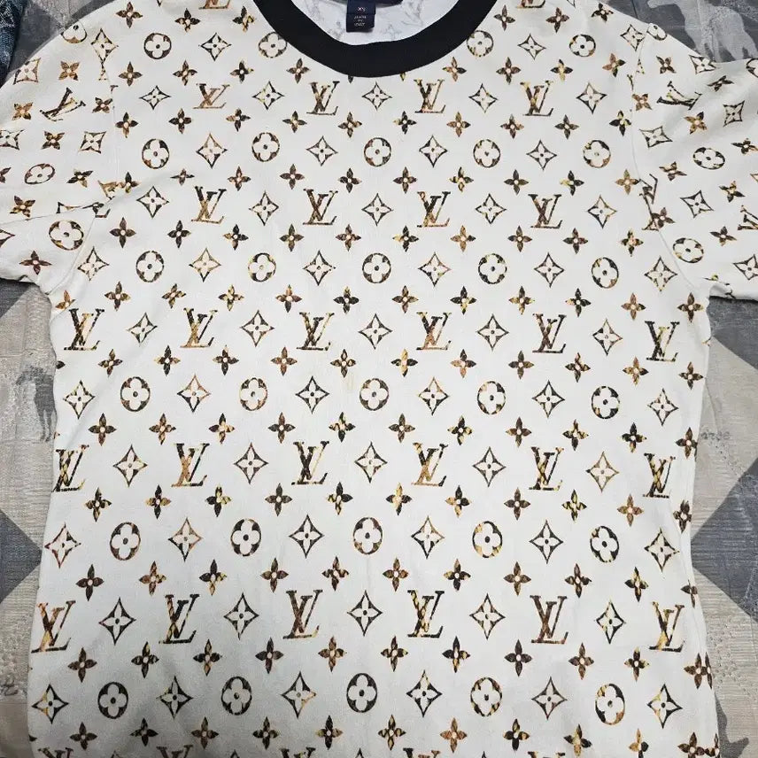 [SOLD OUT] 루이비통티셔츠XS