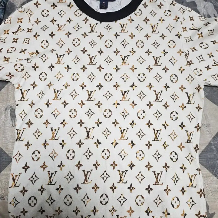 [SOLD OUT] 루이비통티셔츠XS