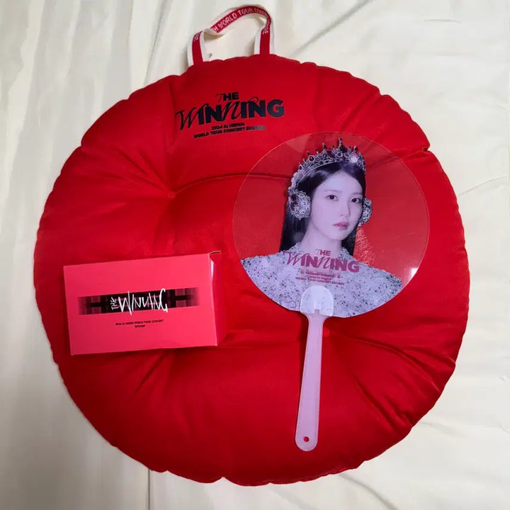 [BUNJANG] IU 2024 The Winning Concert Accessories Bundle / 아이유 2024 더위닝콘서트 방석 망원경 부채