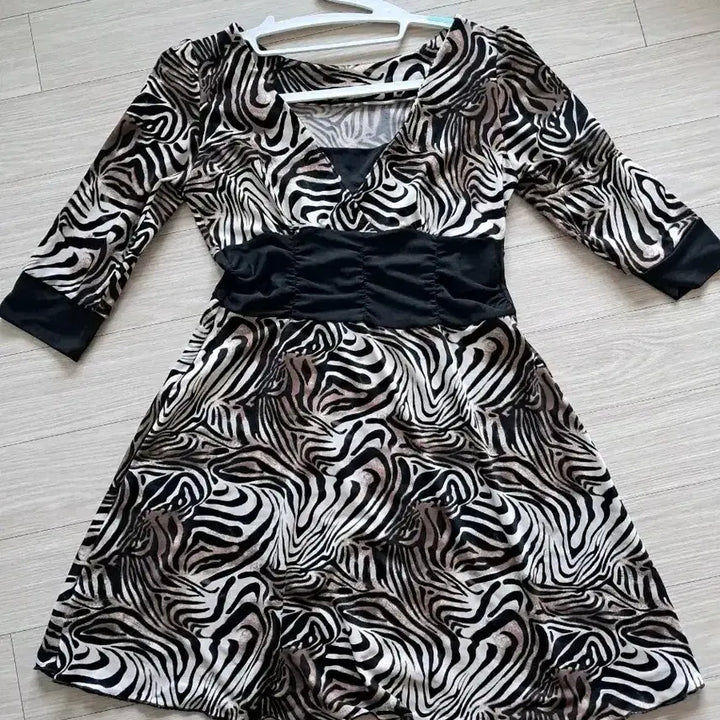 [BUNJANG] Leopard Print Sleeve Mini Dress / 호피패턴 슬리브 미니 원피스 55
