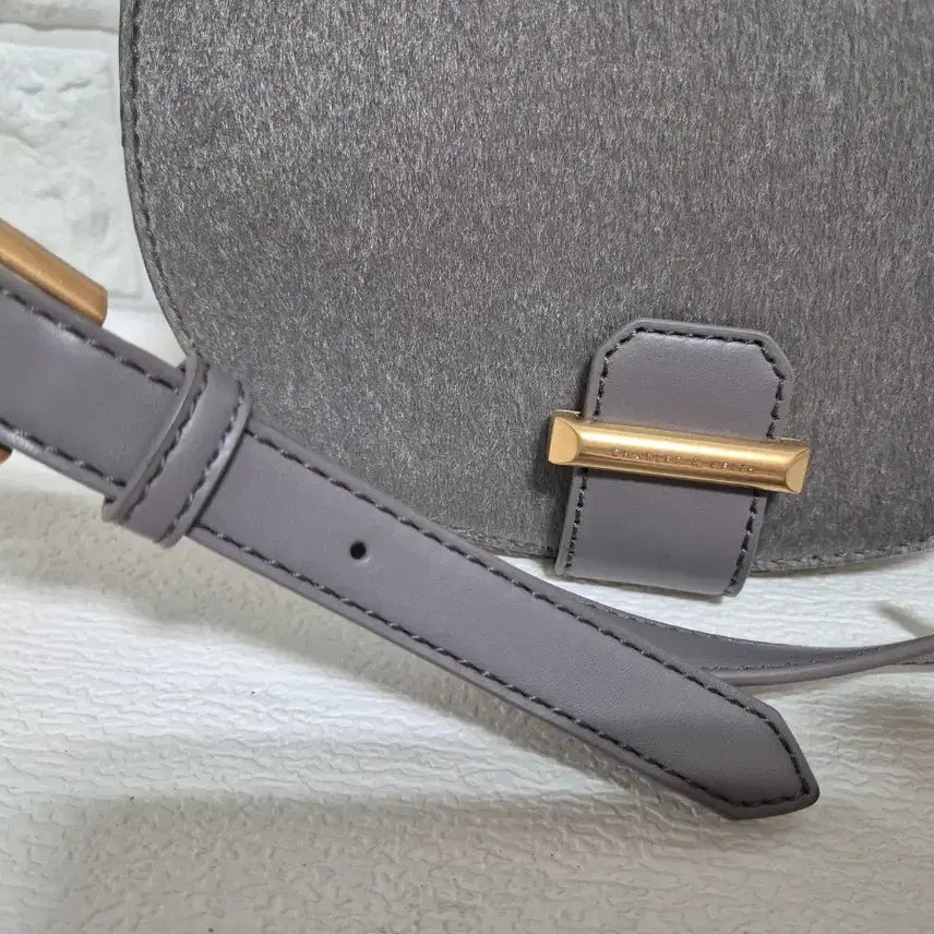 [BUNJANG] Charles &amp; Keith Shoulder Bag / 찰스앤키드