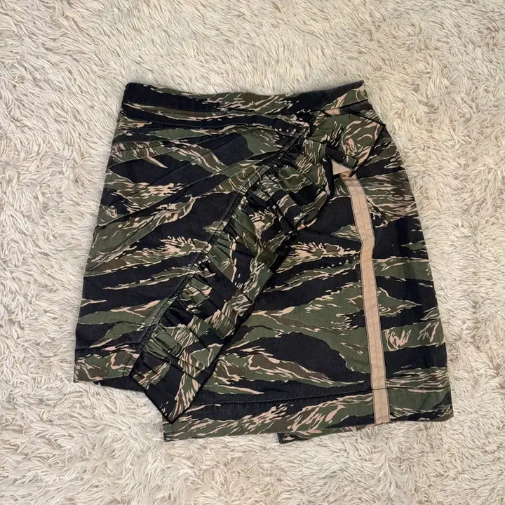 [BUNJANG] N21 Camo Asymmetrical Ruffle Wrap Mini Skirt / N21 카모 언발란스 러플 랩 미니 스커트 (정품) 38