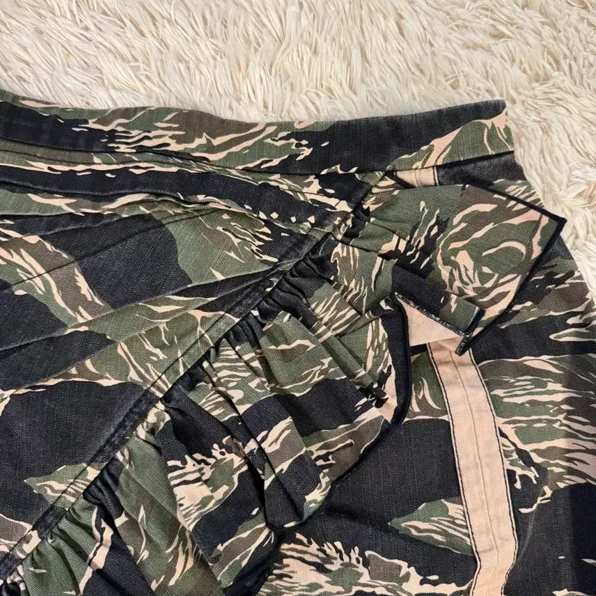 [BUNJANG] N21 Camo Asymmetrical Ruffle Wrap Mini Skirt / N21 카모 언발란스 러플 랩 미니 스커트 (정품) 38