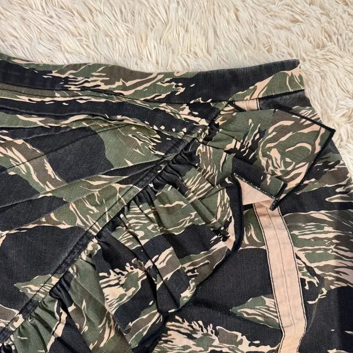 [BUNJANG] N21 Camo Asymmetrical Ruffle Wrap Mini Skirt / N21 카모 언발란스 러플 랩 미니 스커트 (정품) 38