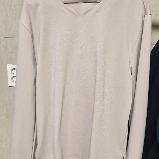 [BUNJANG] Vaso V-Neck Long Sleeve T-shirt / 바소 v넥 티셔츠