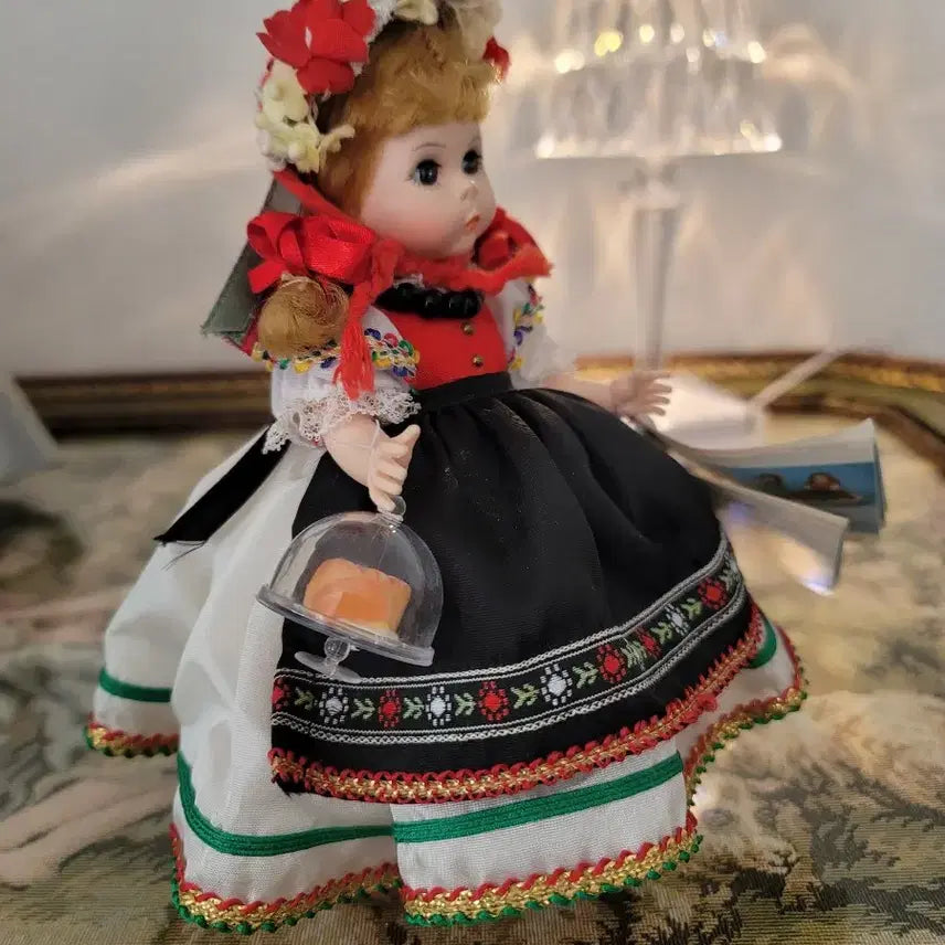 [BUNJANG] Madame Alexander Poland Traditional Costume Doll / 마담알렉산더 인터내셔널 폴란드