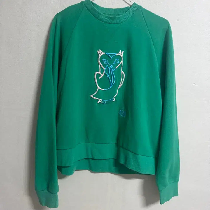 [SOLD OUT] 럭키슈에뜨 자수 맨투맨 티셔츠