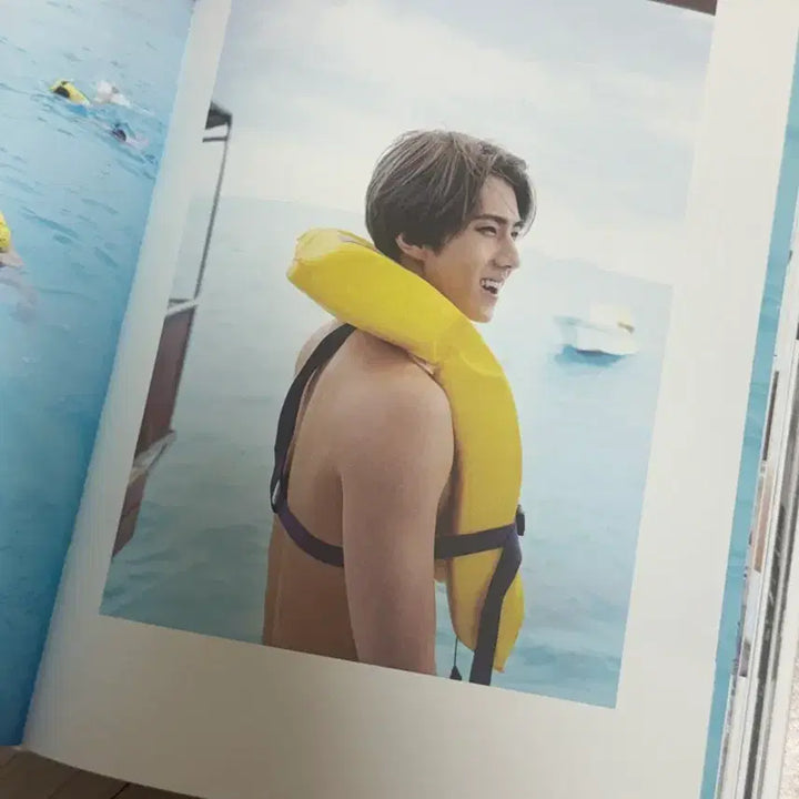 [BUNJANG] EXO Dear Happiness Fiji Photobook / 엑소 EXO Dear Happiness 피지 화보집