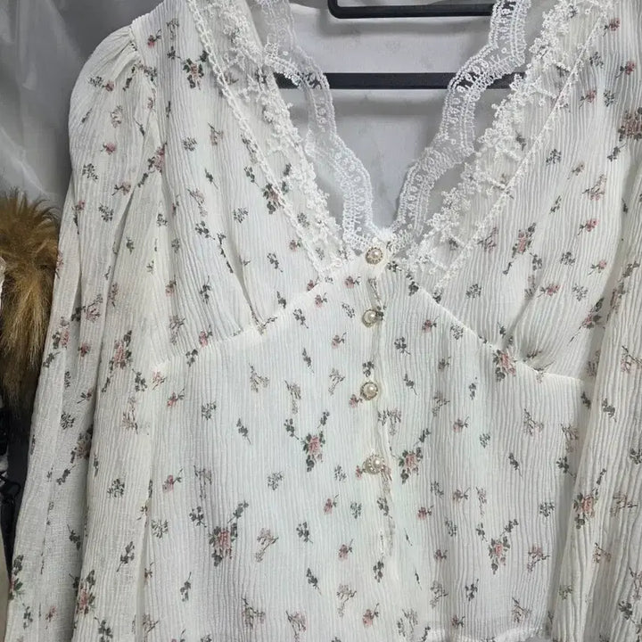 [BUNJANG] Floral Lace Blouse / 플라워 패턴 레이스 블라우스
