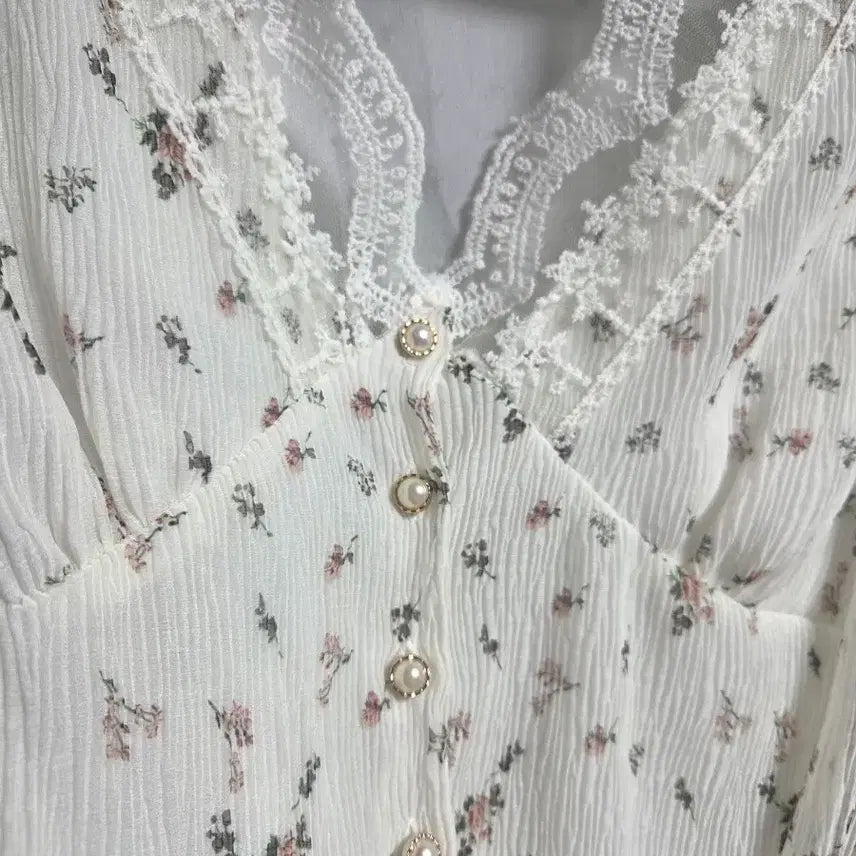 [BUNJANG] Floral Lace Blouse / 플라워 패턴 레이스 블라우스