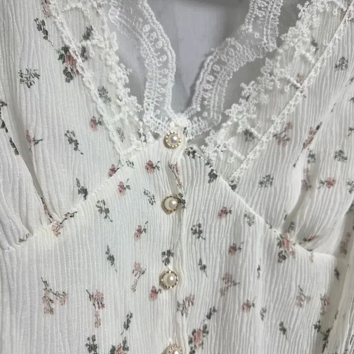 [BUNJANG] Floral Lace Blouse / 플라워 패턴 레이스 블라우스