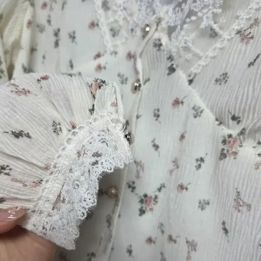 [BUNJANG] Floral Lace Blouse / 플라워 패턴 레이스 블라우스