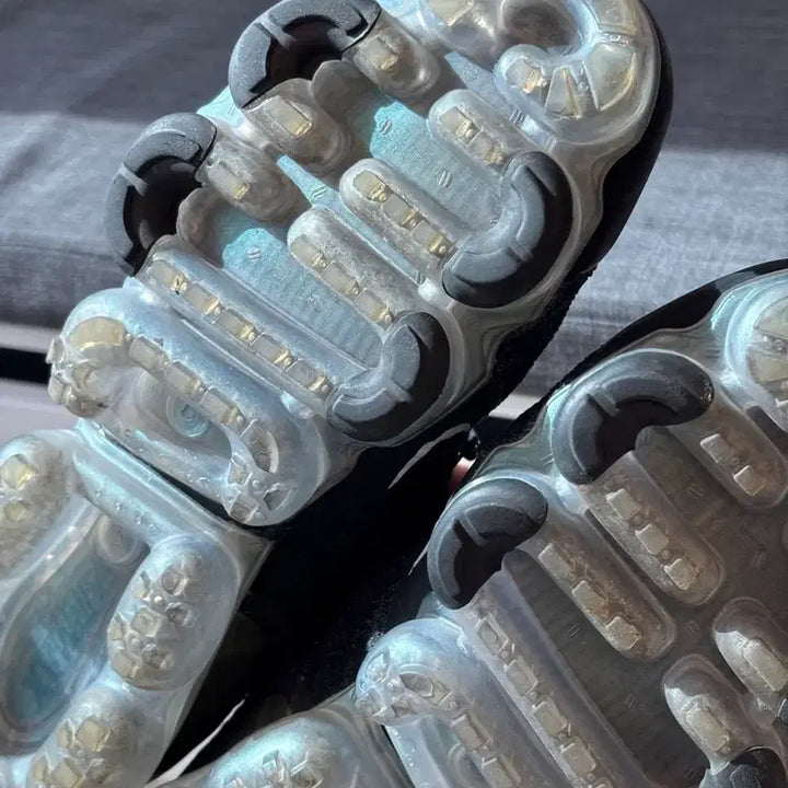 [BUNJANG] Nike Air VaporMax Flyknit 2 Black/Gold Sneakers / 나이키 에어 베이퍼맥스 플라이니트 2 블랙/골드