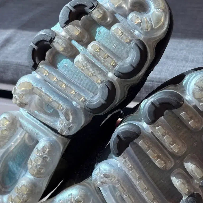 [BUNJANG] Nike Air VaporMax Flyknit 2 Black/Gold Sneakers / 나이키 에어 베이퍼맥스 플라이니트 2 블랙/골드