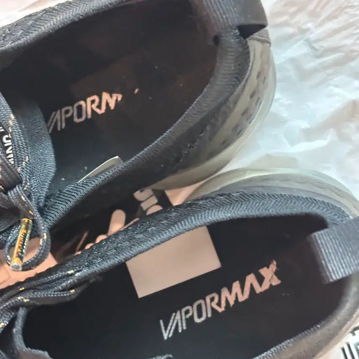 [BUNJANG] Nike Air VaporMax Flyknit 2 Black/Gold Sneakers / 나이키 에어 베이퍼맥스 플라이니트 2 블랙/골드