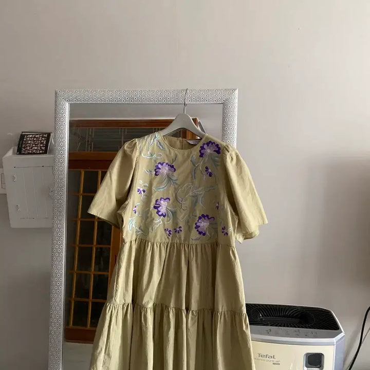 [BUNJANG] And Other Stories Midi Dress with Embroidery / 앤아더스토리즈 새 바스락 자수 원피스66-77. 자라.띠어리.마쥬.산드로