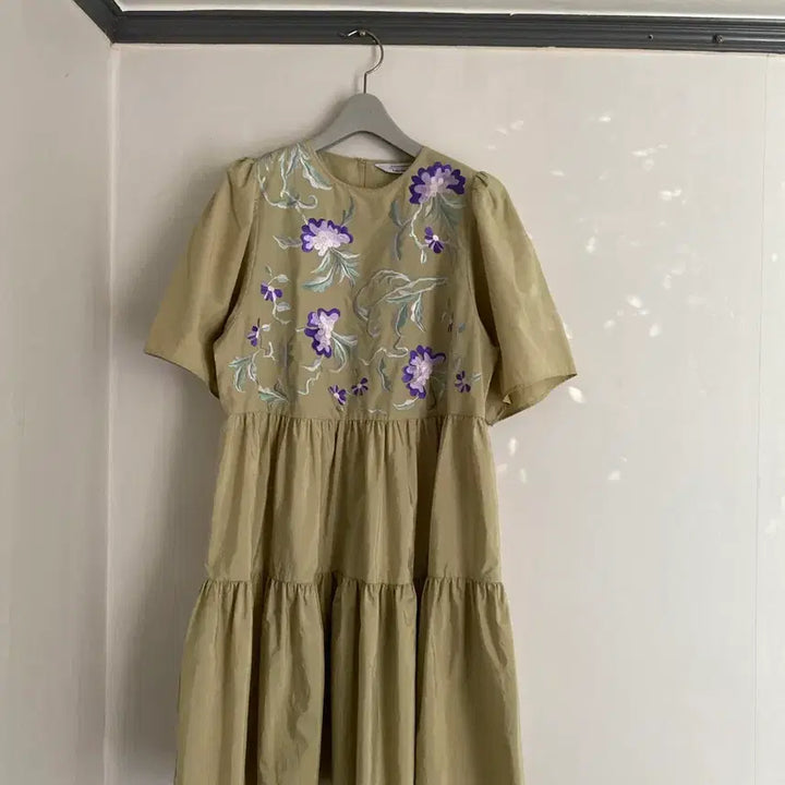 [BUNJANG] And Other Stories Midi Dress with Embroidery / 앤아더스토리즈 새 바스락 자수 원피스66-77. 자라.띠어리.마쥬.산드로