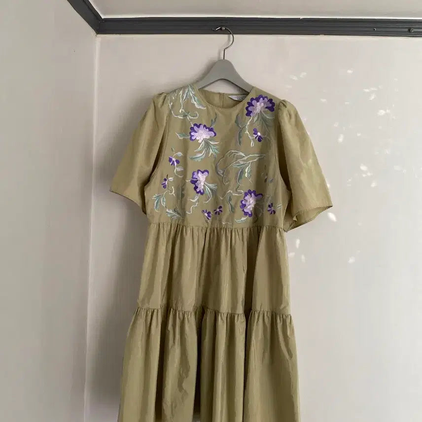 [BUNJANG] And Other Stories Midi Dress with Embroidery / 앤아더스토리즈 새 바스락 자수 원피스66-77. 자라.띠어리.마쥬.산드로