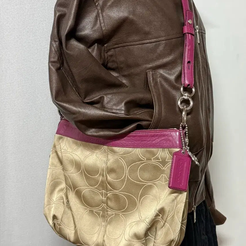 [BUNJANG] Coach Raspberry Pink Signature Y2K Shoulder Bag / 코치 라즈베리핑크 시그니처 Y2K 숄더백