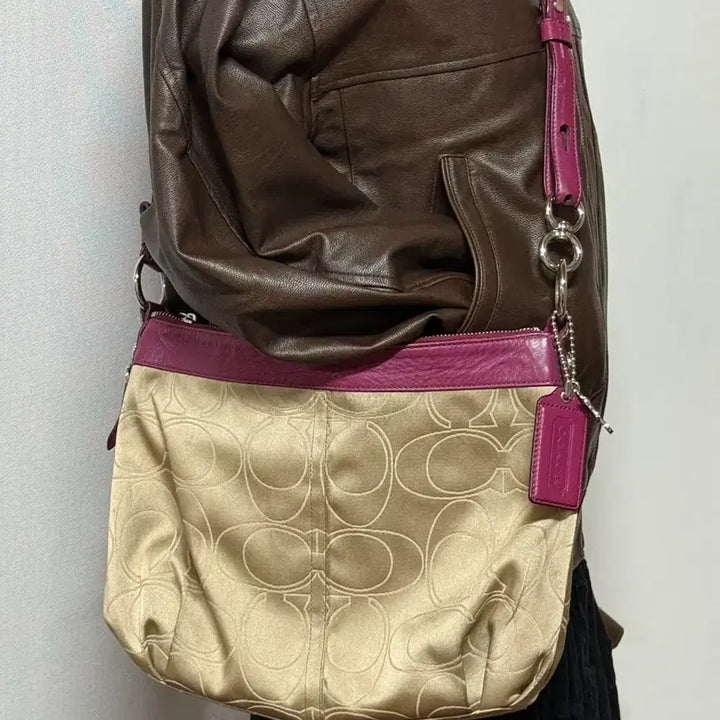 [BUNJANG] Coach Raspberry Pink Signature Y2K Shoulder Bag / 코치 라즈베리핑크 시그니처 Y2K 숄더백