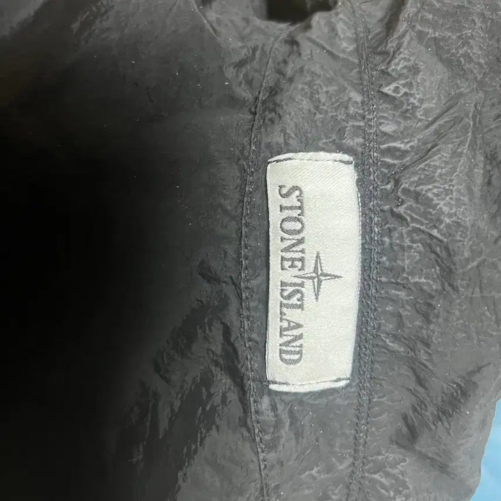 [SOLD OUT] 25ss 스톤 아일랜드 나일론 메탈 오버셔츠 블랙 xxl