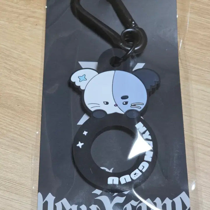 [BUNJANG] Xdinary Heroes Nyaongdu Bottle Holder / 가격인하) 엑디즈 일본엠디 보틀홀더 냥듀 팝니다