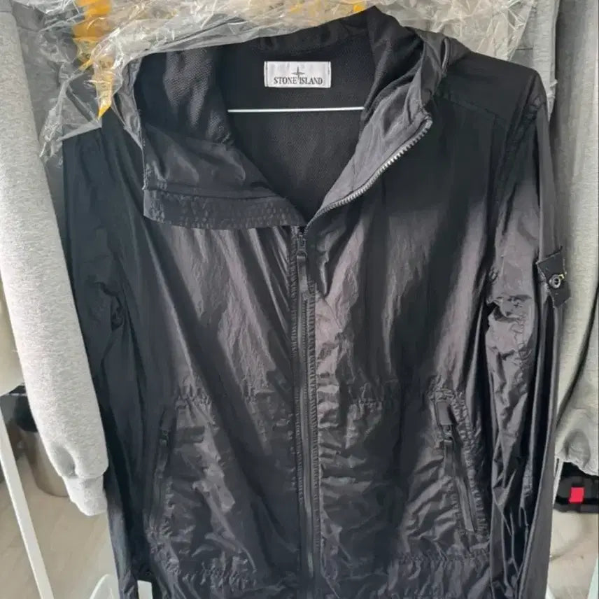 [SOLD OUT] 스톤아일랜드 크링클랩스 23SS 바람막이 S사이즈