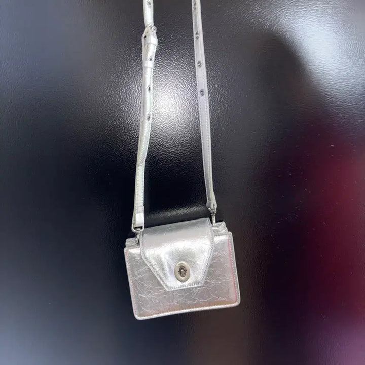 [BUNJANG] Kissing Passport Bag Mini Travel Bag Silver / 키시닝 여권백 미니 트래블백 실버 색상 판매 양도