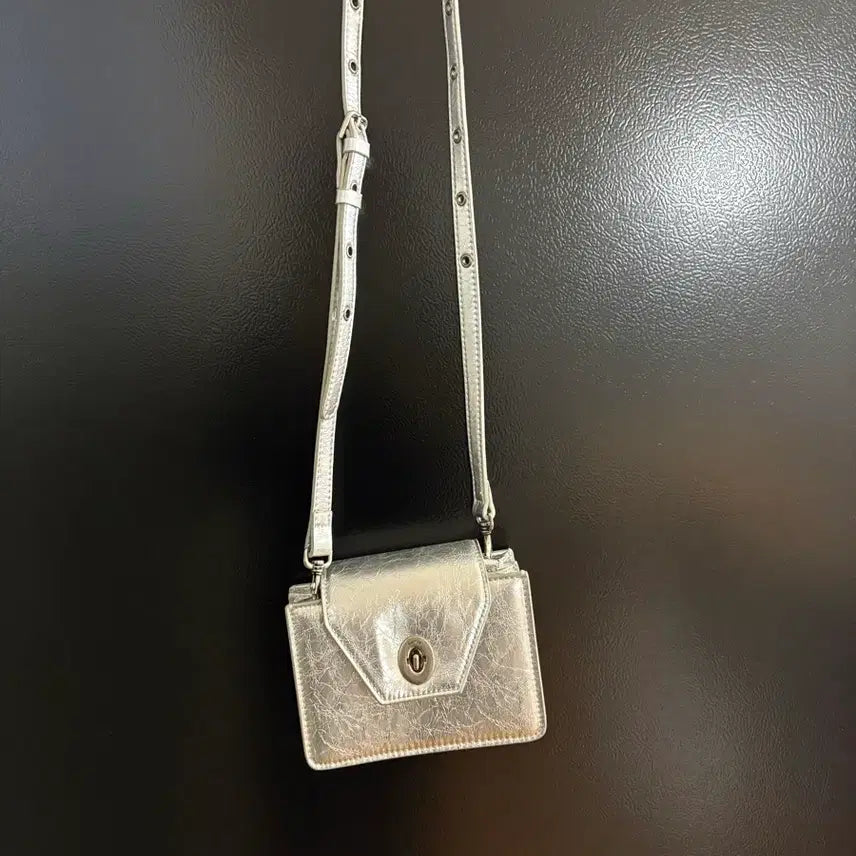 [BUNJANG] Kissing Passport Bag Mini Travel Bag Silver / 키시닝 여권백 미니 트래블백 실버 색상 판매 양도