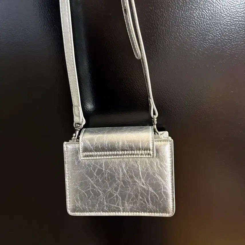 [BUNJANG] Kissing Passport Bag Mini Travel Bag Silver / 키시닝 여권백 미니 트래블백 실버 색상 판매 양도