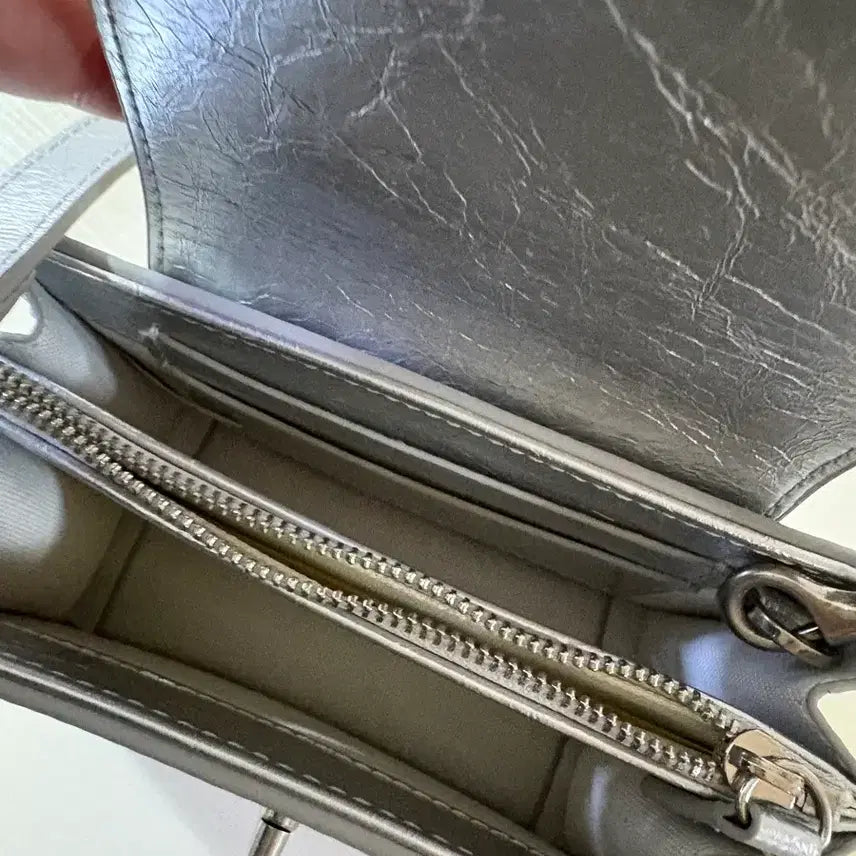 [BUNJANG] Kissing Passport Bag Mini Travel Bag Silver / 키시닝 여권백 미니 트래블백 실버 색상 판매 양도