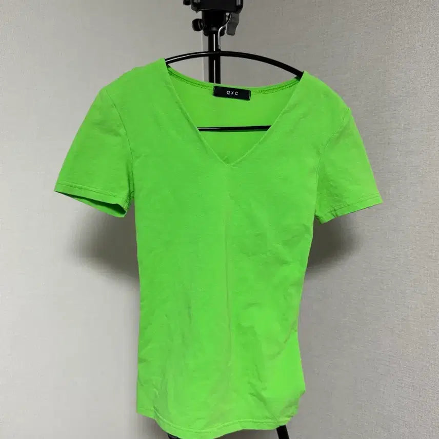 [SOLD OUT] qxc 브이넥 반팔티 형광 연두색