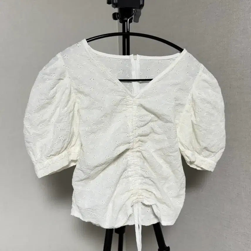 [BUNJANG] Punching Lace Puff Blouse Ivory / 펀칭 레이스 퍼프 블라우스 아이보리