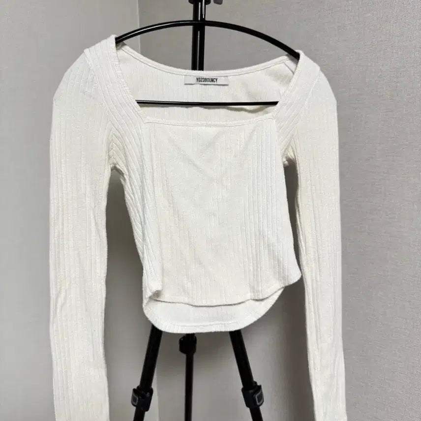 [BUNJANG] YOZOBOUNCY White Long Sleeve Ribbed Knit Top / YOZOBOUNCY 흰색 긴팔 리브 니트