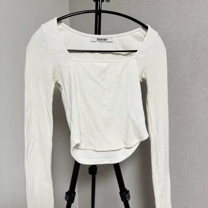 [BUNJANG] YOZOBOUNCY White Long Sleeve Ribbed Knit Top / YOZOBOUNCY 흰색 긴팔 리브 니트